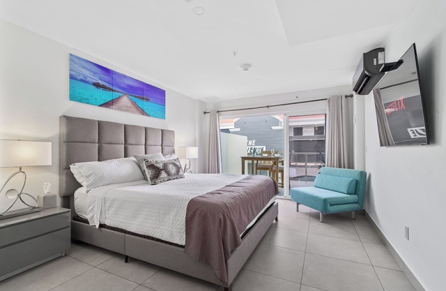 New Luxury Studio W/Balcony Pool Part Waterview