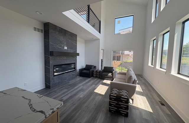 NEW Luxury townhome w/excellent location
