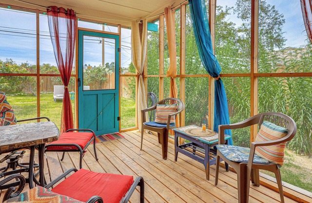 New Mexico Cottage: Hot Springs Fed Tub On-Site