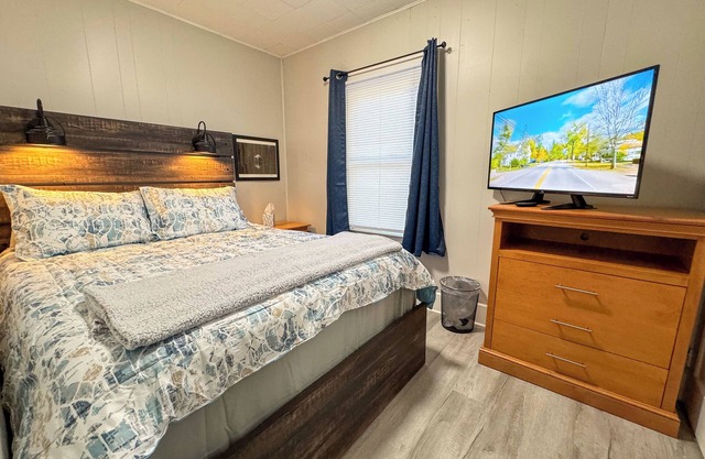NEW - Mins to Nashua NH and Lowell MA - Queen Size Beds - W/D - Pet Friendly