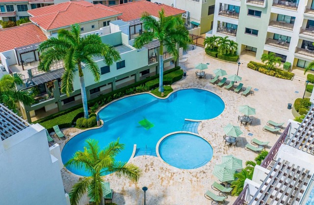 New Modern 2BR Top Floor Condo Walk to Palm Beach
