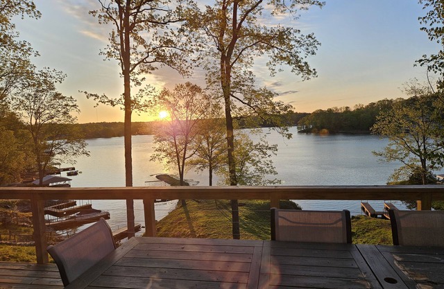 New! Modern! Fire Pit! Paddle Boards! 5 Bedrooms! On the water! Boat Dock!