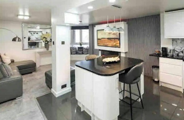 New Modern Hybrid 4 bedroom 7 Bed apartment