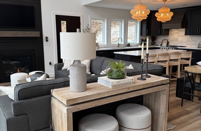 NEW Modern luxury 4-bedroom Aframe with WiFi and HOT TUB in Howard