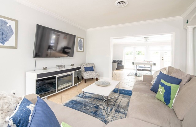 NEW MODERN LUXURY HOME IN HOLLYWOOD 5 BR 3BTH + POOL