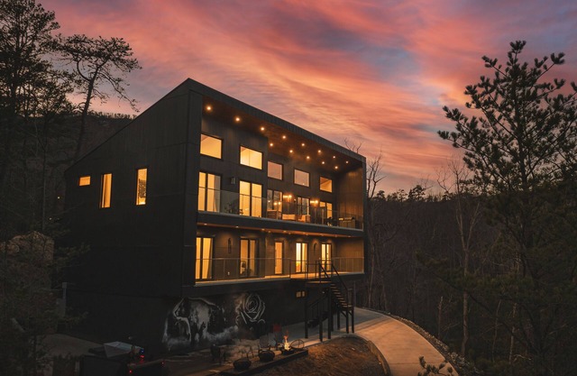 NEW Modern Luxury Inside Rumbling Bald Resort- Hot Tub, Cold Plunge, Firepits