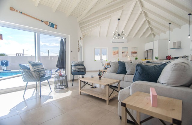 New modern retreat 4 beds & 4.5 baths. 3 minute drive to Malmok and Palm Beach.