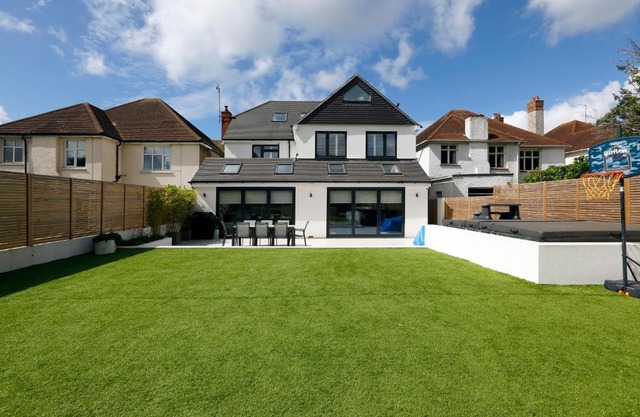 *NEW* Modern stylish 4 bedroom home with parking**