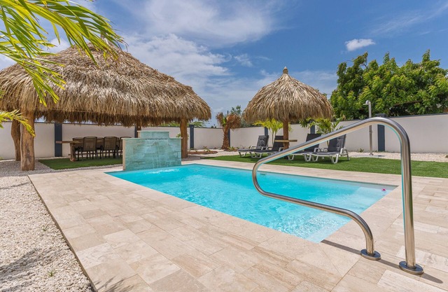 New-Modern Villa, 10 Minute Drive to Beaches