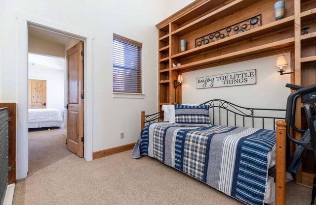 New! Mountain Retreat-Hot Tub, Views, Near Shops!