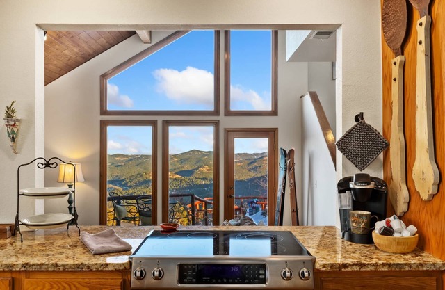 New! Mountain View. 4 BR. Hot tub. Pets Welcome. Great Views.