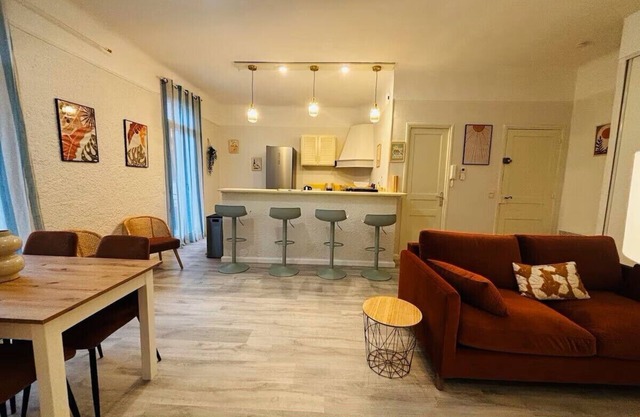 New near train station air conditioning and 3-star balcony
