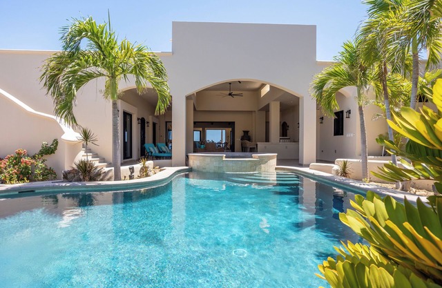 New Ocean front 4-bdrm villa, Pool, Hot Tub WiFi, AC in beautiful Playa Colorada