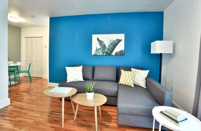 ✨New one Bedroom w/day room plus free parking