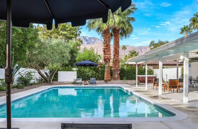 NEW: Palm Springs Oasis w. Saltw. Pool, Spa, Views, Close to Downtown, Sleeps 8