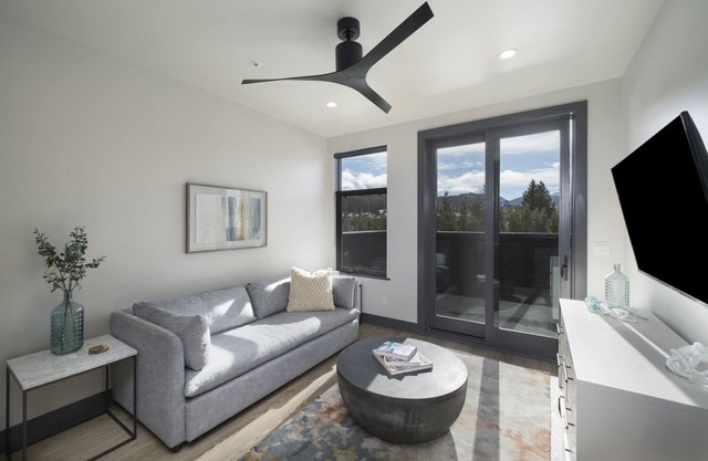 New! Park Ave Flat 15, Brand new Luxury Condo, Minutes to Everything!