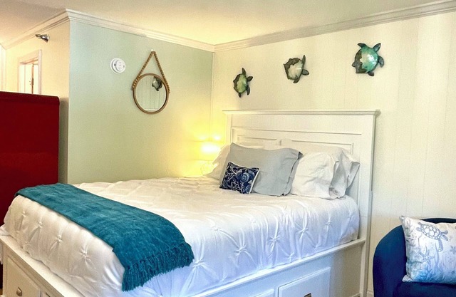 NEW! Peaceful Coastal Gem in Ogunquit! Easy walk to everything! Pool & backyard