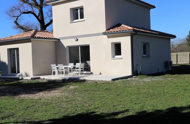 New Pessac villa in 2000 meter park