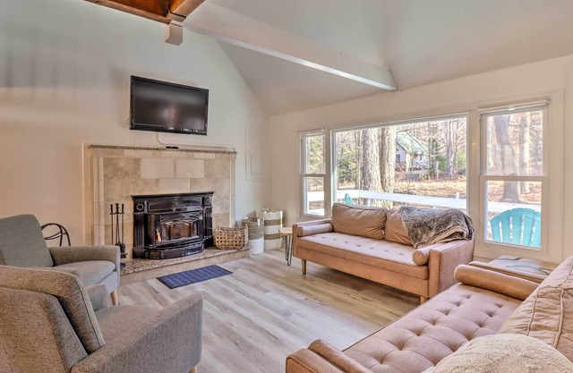 NEW! Pocono Lake Cabin w/ Community Amenity Access