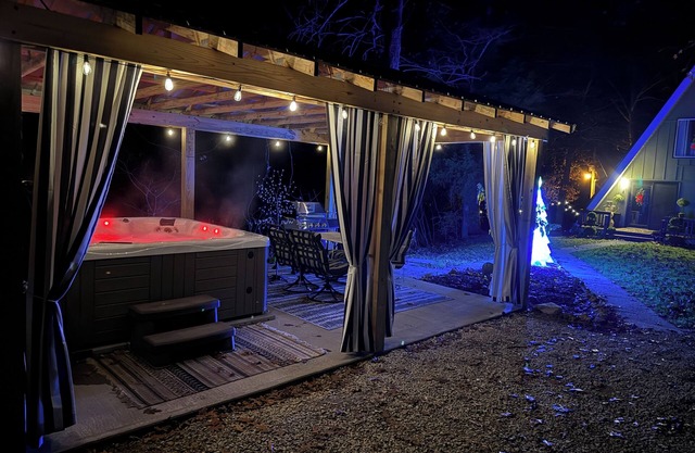 NEW property! Lakeside covered hot tub, A-frame 3 King Beds, Shawnee Forest