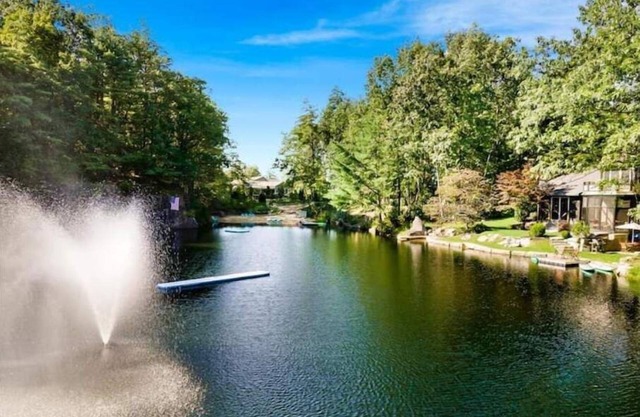 NEW ~Quarry Lakefront~unique hideaway