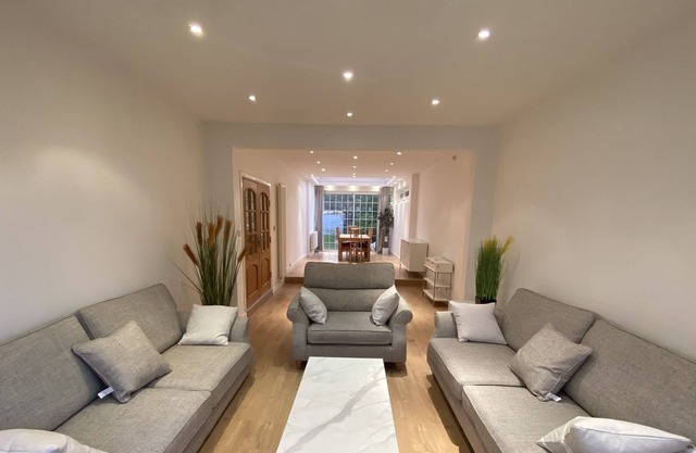 new refurbished 6 bedroom close to synagogues ,Hendon