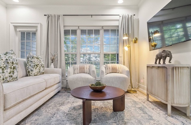 NEW Remodel Maxwell Place at Houndstooth Walk to Stadium with Pool & Gym Access
