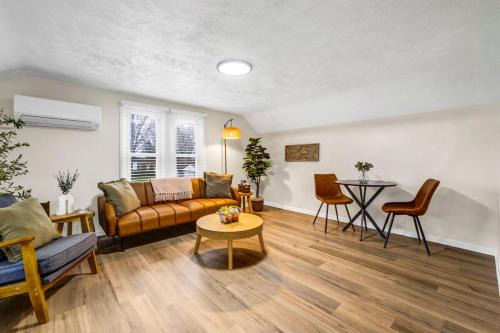 New Renovated 1BR with King Modern Comfort