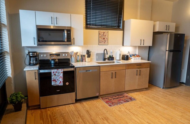New, Safe, Uptown 1BR Apartment Walkable!