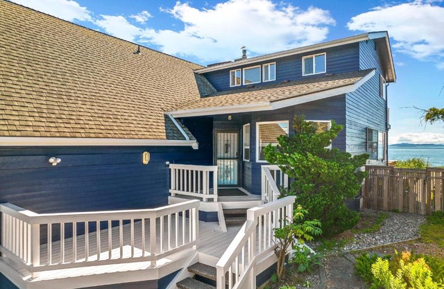 New SANDY POINT 6 BEDS 3 BATHS BEACH HOUSE WITH AMAZING VIEWS