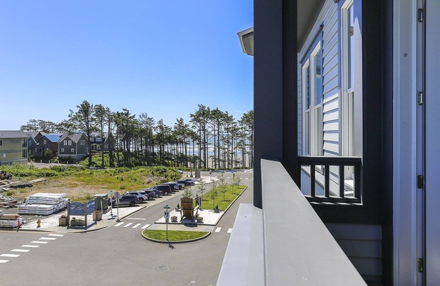 New* Seabrook's Windjammer: Ocean View loft in the Town Center!
