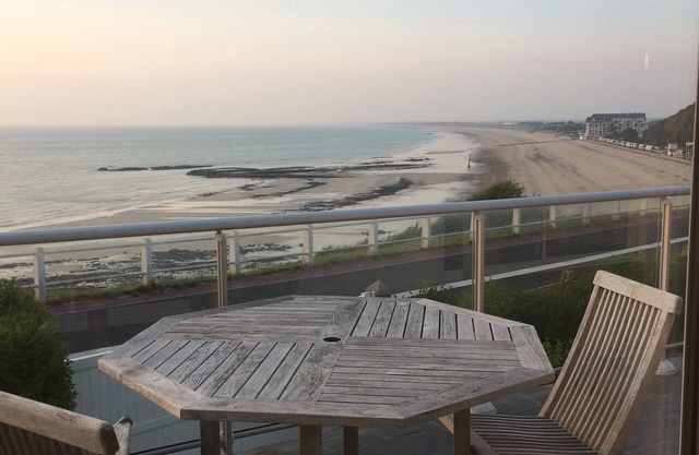 NEW seafront near beach, dior garden and near granville