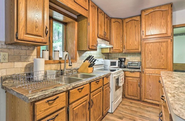 NEW! Secluded Pocono Lake Home: Fire Pit & Hot Tub