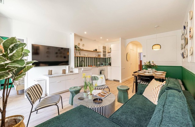 NEW! Spacious 4BR-3BTH, heart of Nice, AC, elevator