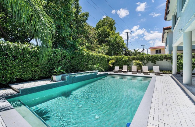 NEW Spacious 5BR Villa Near Brickell—Private Pool,Grill &More!