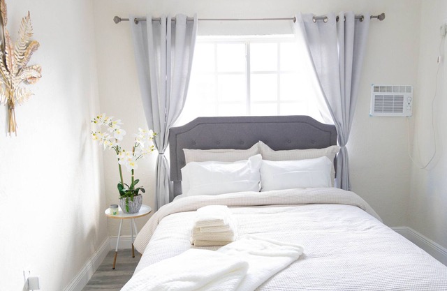 NEW!! STYLISH 1 BEDROOM 15 MIN FROM EVERY WHERE