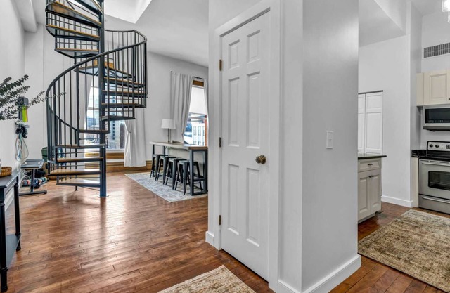 NEW Stylish Downtown Stay | City Views + Rooftop
