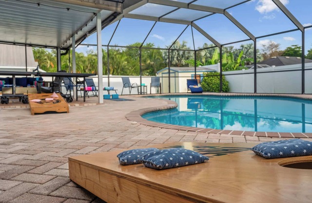 NEW! Sunshine Getaway! Heated Pool, Hot Tub, Games Villa