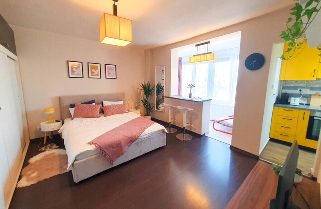 NEW. Take Panorama Studio Apartment: AC, jalouise