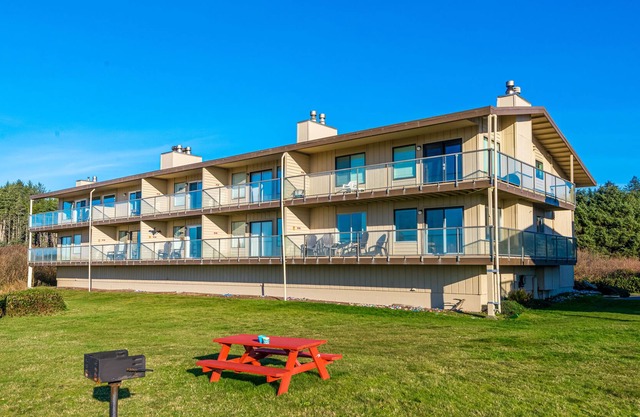 NEW: Top Floor Condo with Amazing Ocean Views