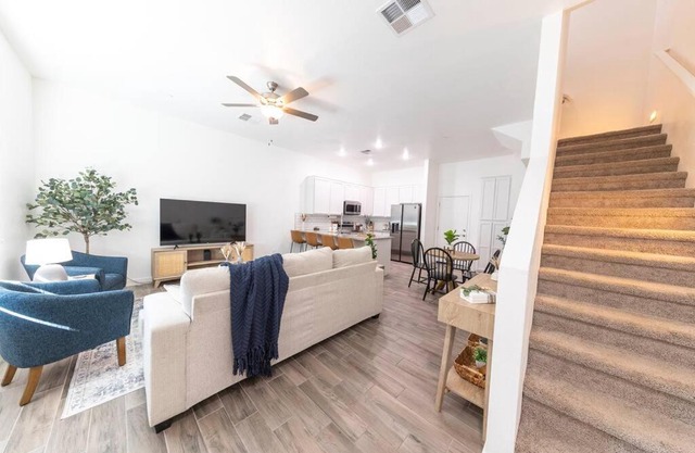 New! Townhome Hideaway w/ Popcorn Machine Sleeps 6