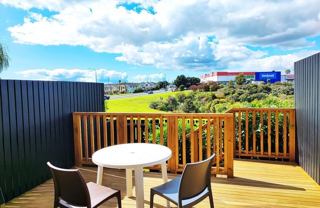 New Townhouse with VIEW - Walking to Botany Center