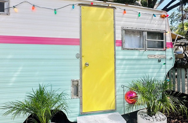 NEW! Tybee’s Happy Glamper: POOL + FREE Bikes & Golf Cart + Stroll to Beach