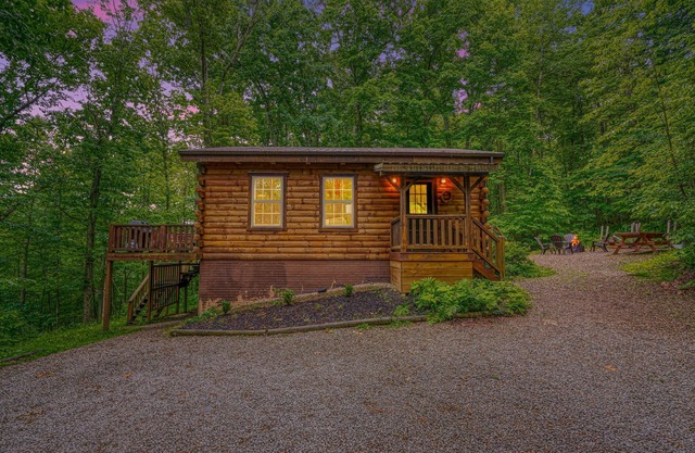 New+ Updated. Hot Tub. Near Trails. Game Room. Firepit. Secluded 8 acres