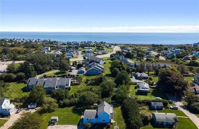 NEW! Updated rare 9 bedroom, sleeps 18-20 & short walk to Roger Wheeler Beach!