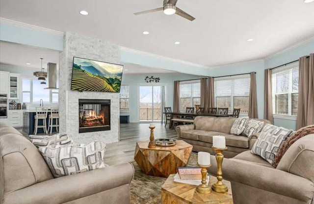 New Upscale Lake Home w/Views, Deck, WiFi, Games!