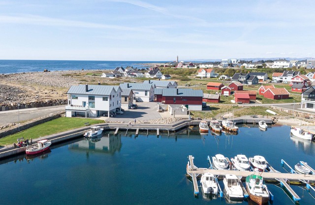 New vacation home by the sea with glass front, fireplace & boat. Pet friendly