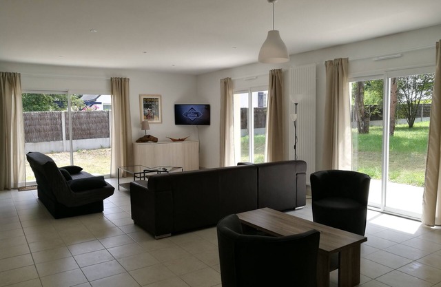 New villa for 12 people near the beach