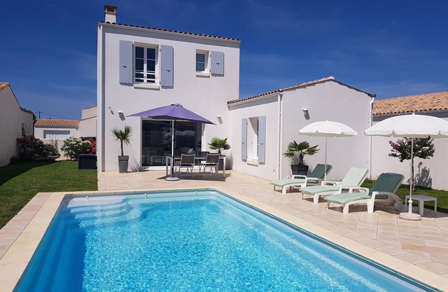 NEW VILLA WITH HEATED POOL AND QUIET GARDEN