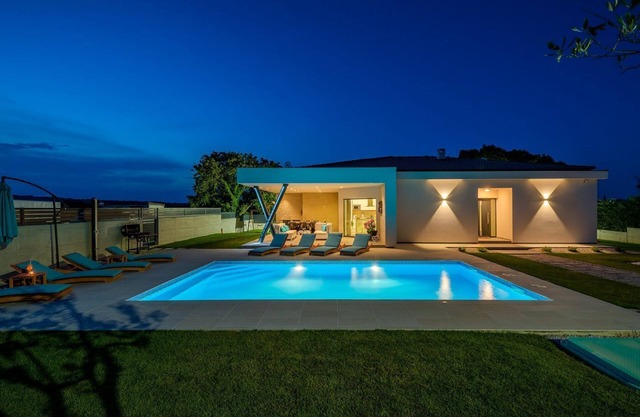 New villa with private pool, darts, BBQ